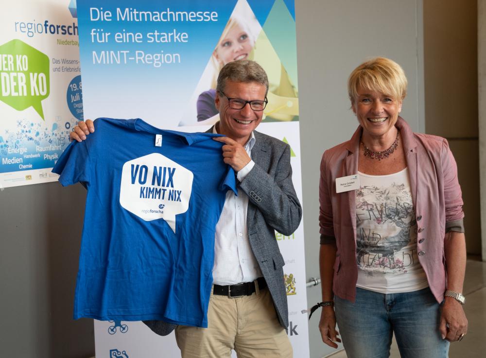 Vorfreude auf 2022: Der Bayerische Wissenschaftsminister Bernd Sibler und die Veranstalterin Petra Griebel, i!bk